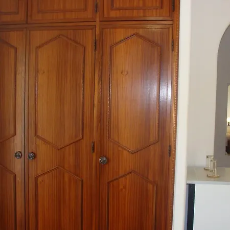 Residencial Vale-mar בית הארחה *