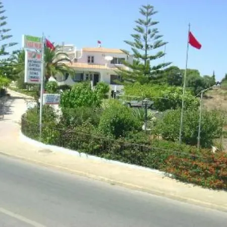 Residencial Vale-mar בית הארחה *