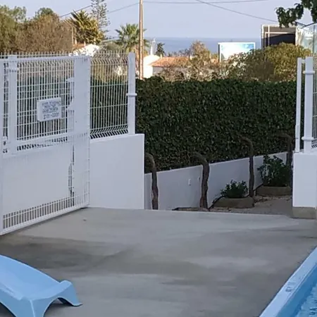Residencial Vale-mar בית הארחה *